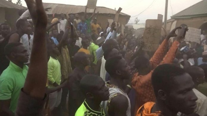 Nigeria: les forces de sécurité mobilisées pour retrouver plus de 250 élèves kidnappés