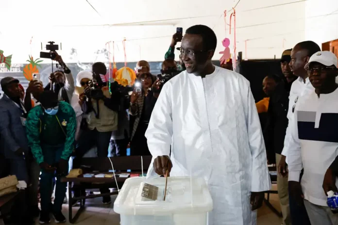 Sénégal: le candidat antisystème déclaré proche de la victoire, le camp du pouvoir conteste