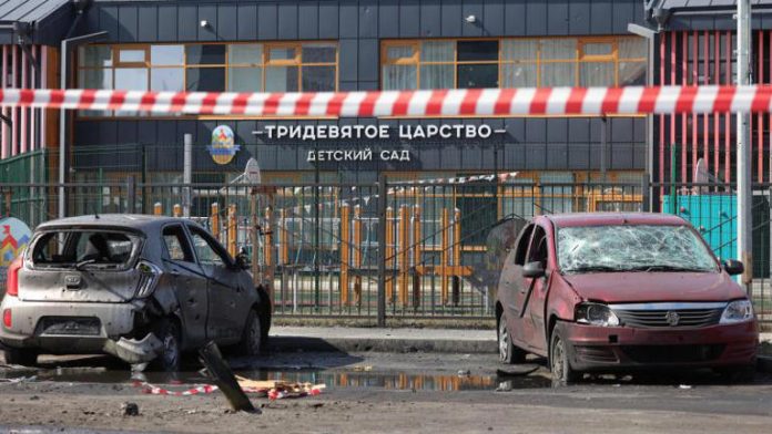 Des civils tués dans de nouveaux bombardements en Ukraine et en Russie