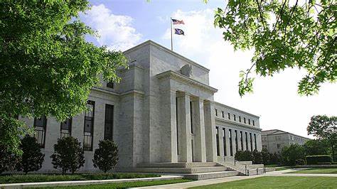La Fed maintient ses taux élevés inchangés et prévoit toujours trois baisses cette année