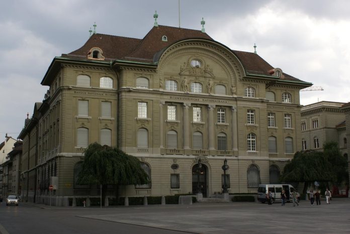 La banque centrale suisse ouvre le bal des baisses de taux dans le monde