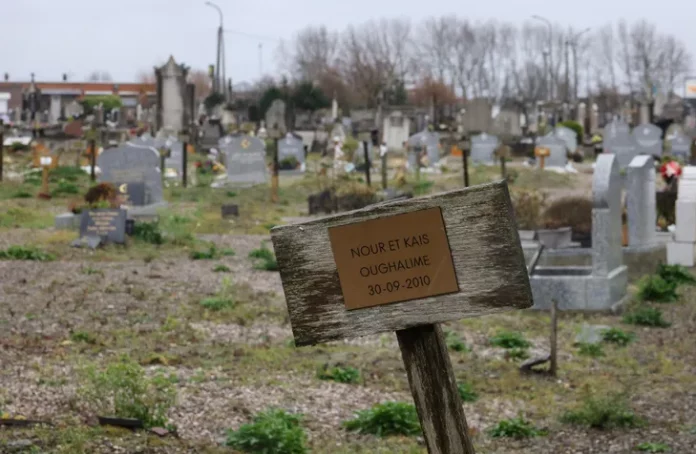 Près de la Manche, toujours plus de tombes de migrants et un inlassable combat contre l’oubli