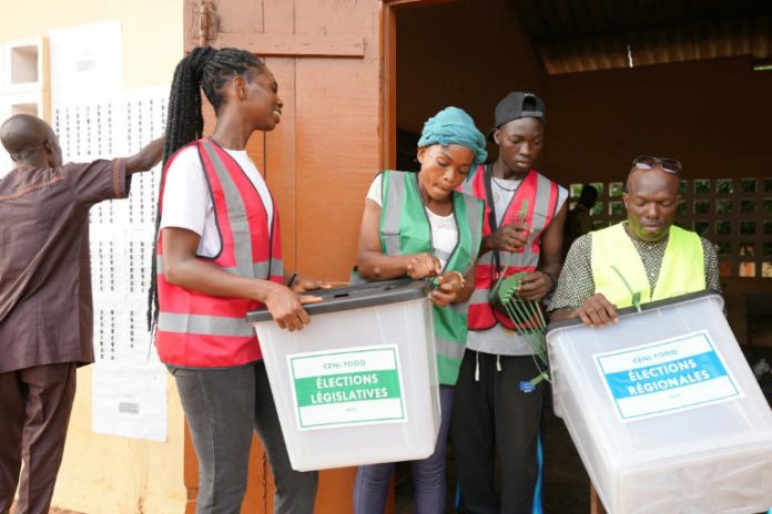Législatives au Togo après une réforme constitutionnelle controversée, premières tendances attendues