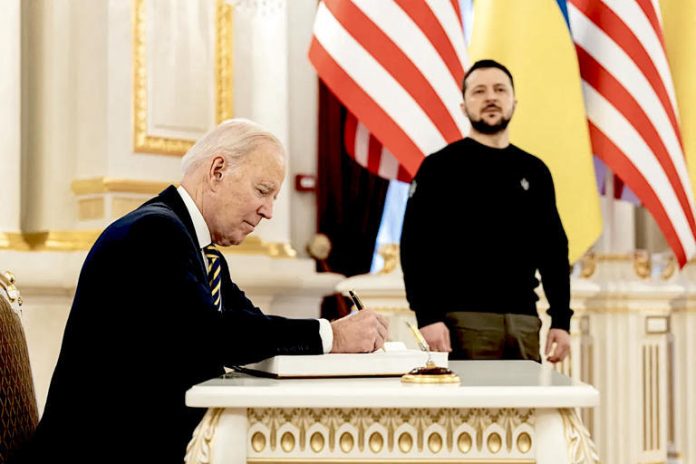 « Enfin! »: à Kiev, le soulagement des Ukrainiens après le vote américain