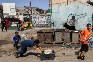 Israël sommé de laisser entrer davantage d'aides à Gaza après la mort d'humanitaires
