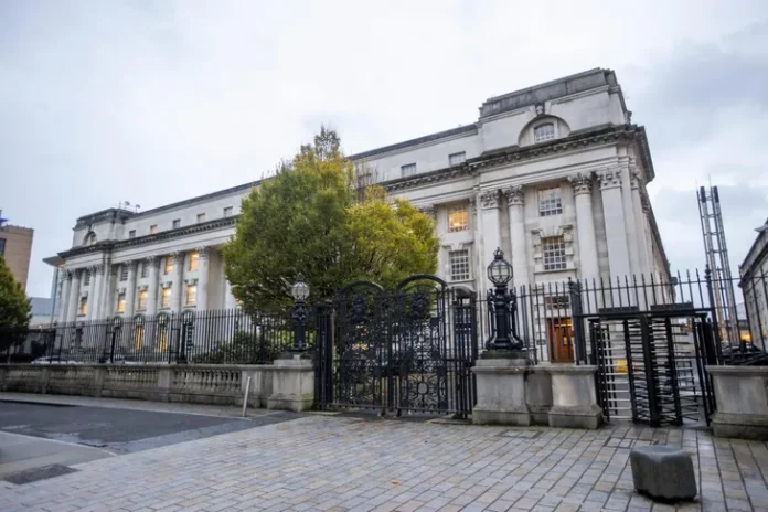 La loi britannique pour expulser les migrants au Rwanda retoquée par la justice en Irlande du Nord