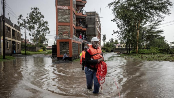 Un cyclone s’abat sur le Kenya et la Tanzanie déjà frappés par les inondations