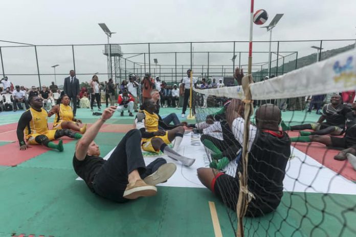 Nigeria: le prince Harry joue au volley-ball avec des vétérans lors de sa visite