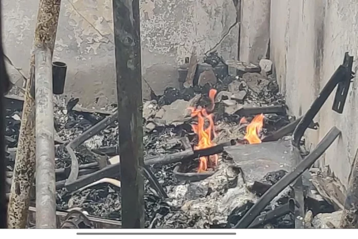 Des boutiques parties dans les flammes au marché central de Douala