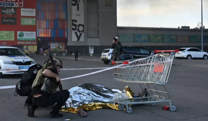 Frappe russe sur un hypermarché en Ukraine: au moins six tués, des dizaines de blessés, selon Kiev