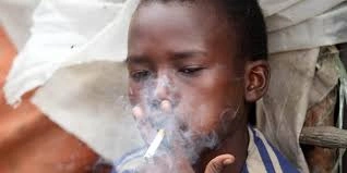 Cameroun :des jeunes absorbés par le tabagisme