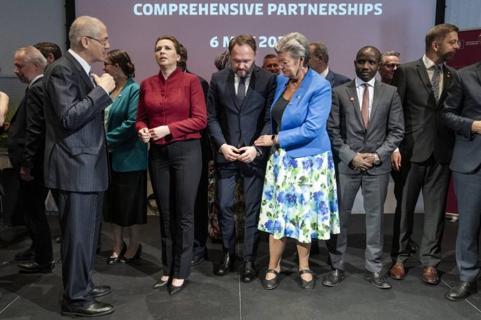 Quinze Etats de l’UE veulent des « nouvelles solutions » pour transférer des migrants vers des pays tiers
