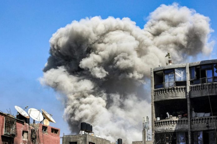 Gaza: des centaines de milliers de Palestiniens fuient Rafah, pas de « catastrophe » selon Netanyahu