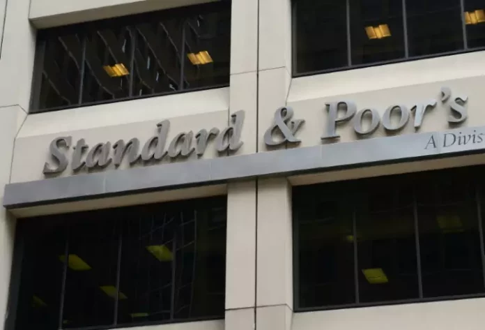 Rattrapée par ses déficits, la France voit sa note souveraine abaissée par S&P