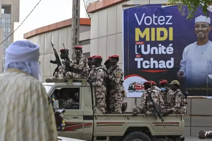 Présidentielle au Tchad: premiers dépouillements pour un duel inédit entre le chef de la junte et son Premier ministre