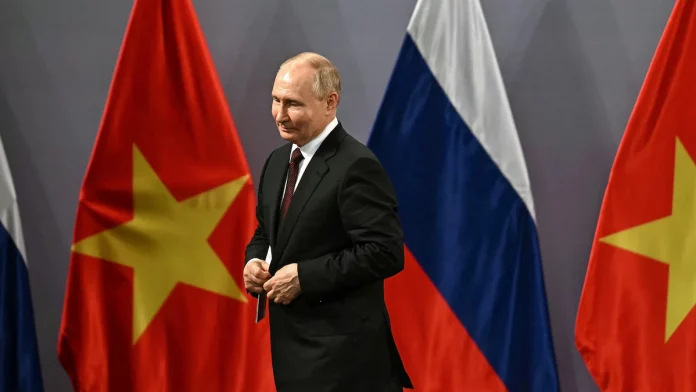 Au Vietnam, Poutine menace de fournir des armes à la Corée du Nord