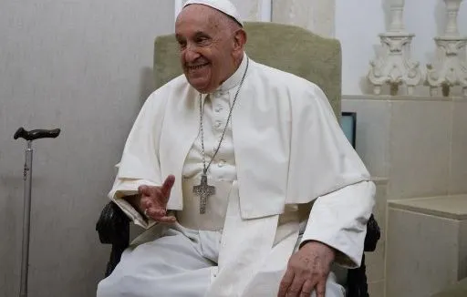 Peut-on rire de Dieu ? « Oui mais », dit le pape à des humoristes