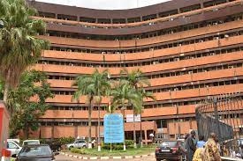 Administration publique : des fonctionnaires défient la loi au Cameroun