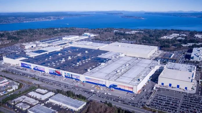 Dans l’usine de Boeing à Everett, le 777X attend de prendre son envol commercial