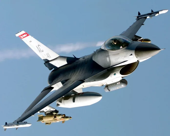 L’Otan, réunie en sommet, commence à envoyer des avions F-16 en Ukraine