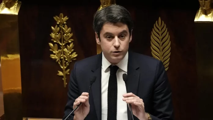 Après les législatives, la gauche revendique Matignon, mais Macron maintient Attal
