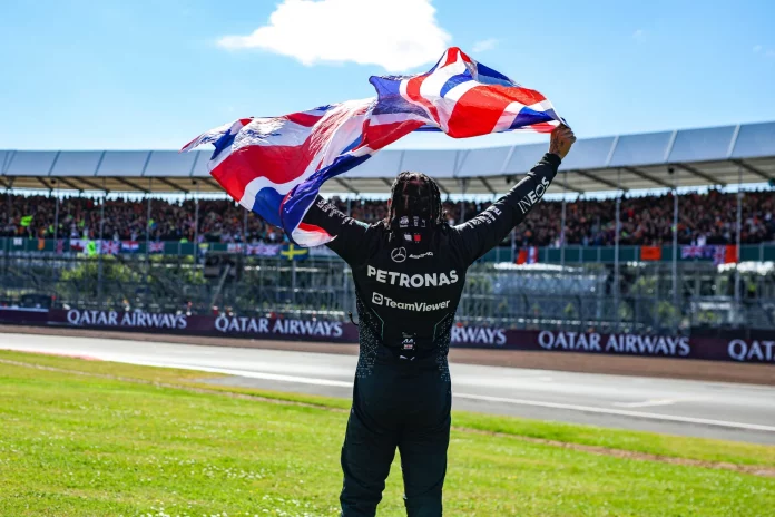 F1: Hamilton ivre de bonheur dans son jardin de Silverstone