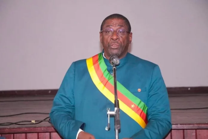 Roger Mbassa Ndine donne deux mois aux conducteurs de motos de Douala pour s’identifier