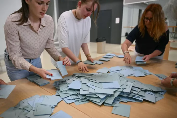Législatives: la gauche sort en tête, vague RN limitée, la France sans majorité absolue