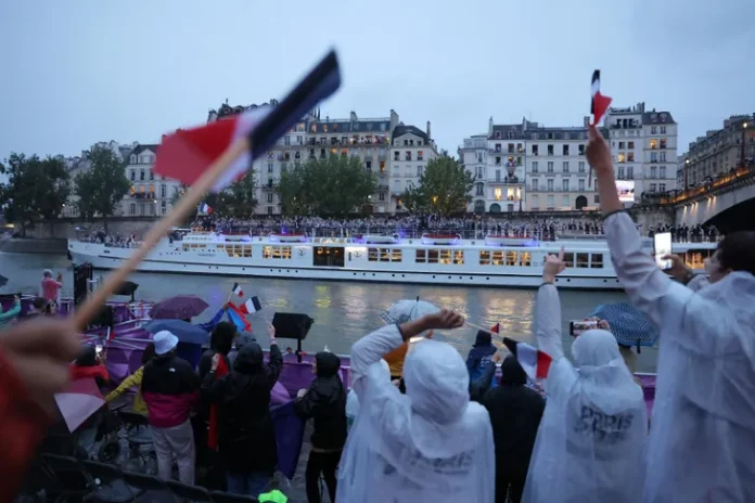 Une parade fluviale, déjantée et diluvienne pour ouvrir les Jeux