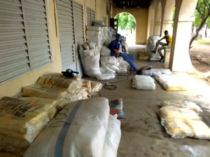 Les autorités douanières saisissent 25 000 emballages plastiques à Ekok