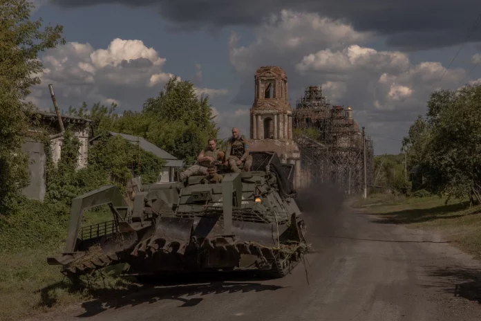 L’Ukraine dit « renforcer » ses positions dans la région russe de Koursk