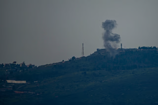 Dix morts dans un raid au Liban, tirs de roquettes du Hezbollah sur Israël