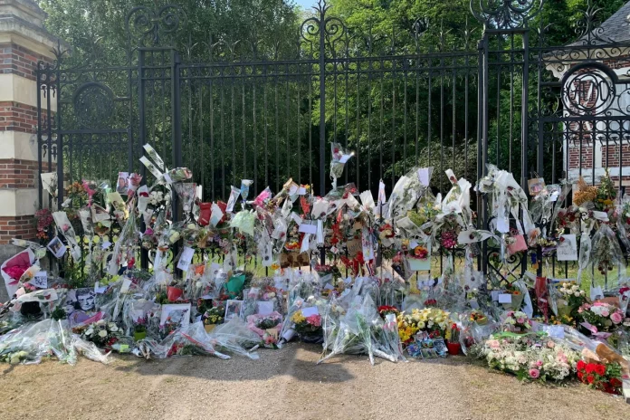 France: Alain Delon inhumé dans l’intimité après une vie sous les projecteurs