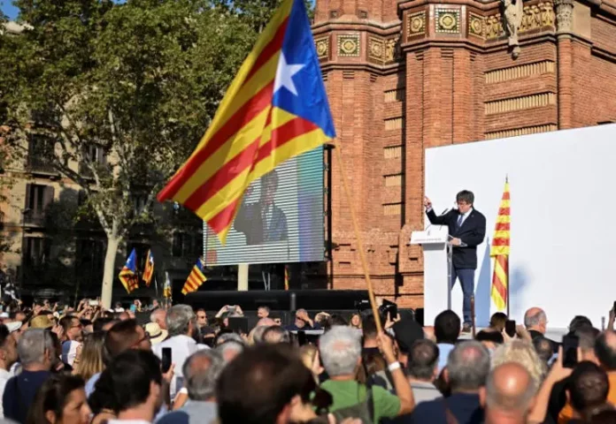 Surprise en Espagne: Puigdemont réapparaît après sept ans d’exil et disparaît à nouveau
