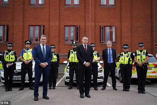 Royaume-uni: Starmer appelle à ne pas se « relâcher » contre les violences racistes