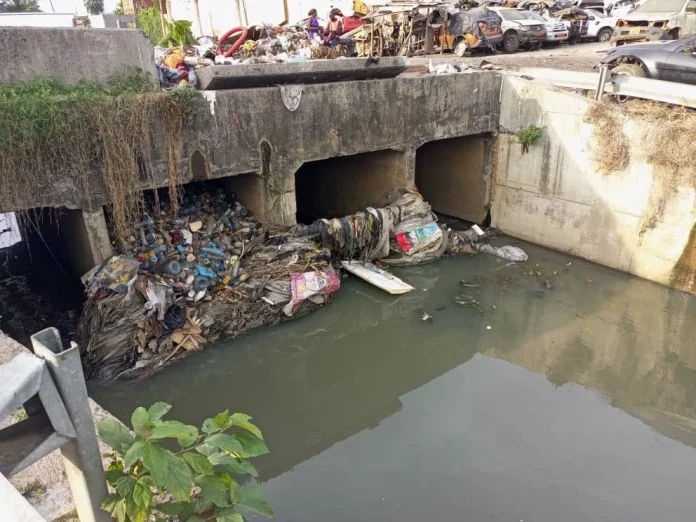 Douala : de la matière fécale dans les rigoles