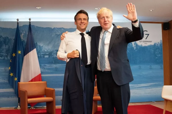 Dans ses mémoires, Boris Johnson règle ses comptes avec Emmanuel Macron