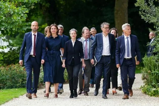 Nomination de Barnier: la gauche dénonce une élection « volée » et une « crise de régime »