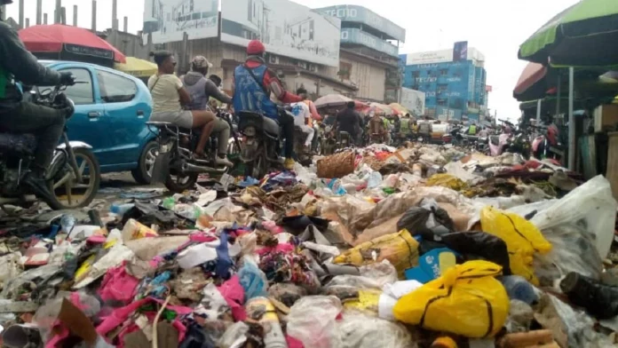 Douala : les déchets plastiques font de la résistance