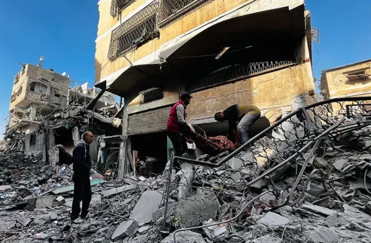 Près de 100 personnes tuées dans une frappe israélienne à Gaza