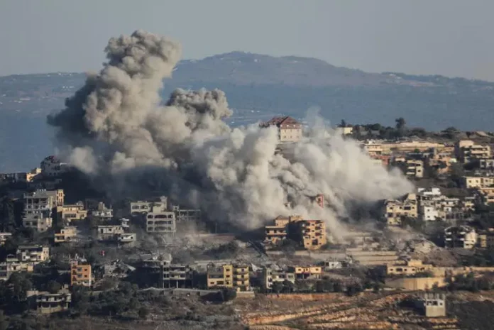 Israël bombarde au Liban un organisme financier lié au Hezbollah