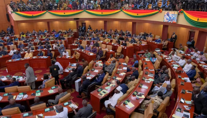 Ghana: le parti au pouvoir va retrouver sa majorité parlementaire, après une décision de la Cour suprême