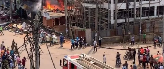 Un grave incendie dévaste plusieurs sites commerciaux à Yaoundé