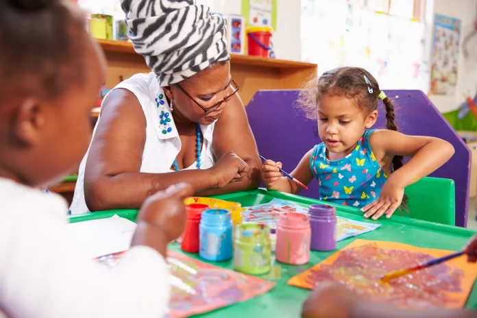 En Côte d’Ivoire, les crèches se multiplient à mesure que les femmes travaillent
