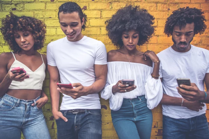 Des adolescents dans le piège des réseaux sociaux