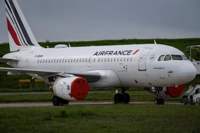 Air France en audience présente la maquette du Boeing 787 à chez Ngalle Bibehe