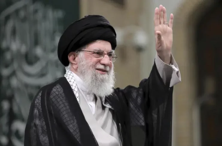 Le Guide Suprême d'Iran Promet une Réponse Cinglante