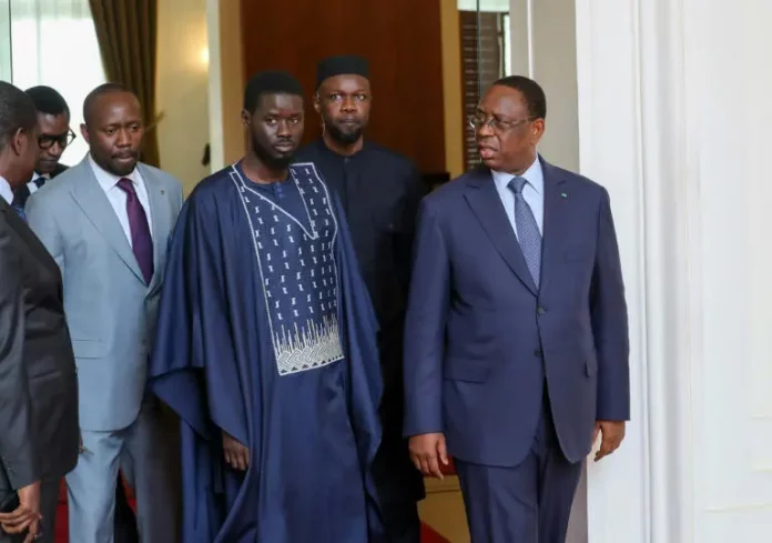 Sénégal: l’ex-président Sall accuse ses successeurs d’inaction malgré les urgences