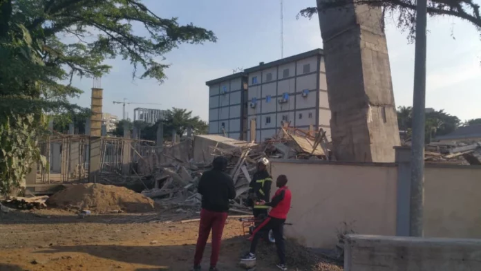 Maroua: les sapeurs-pompiers sauvent un adolescent coincé au 1er étage d’un immeuble