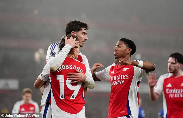 Foot: Arsenal bat Ipswich et devient le dauphin de Liverpool